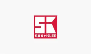 Rotes, quadratisches Logo mit "SK" und Text "SAX+KLEE" in modernem Design.